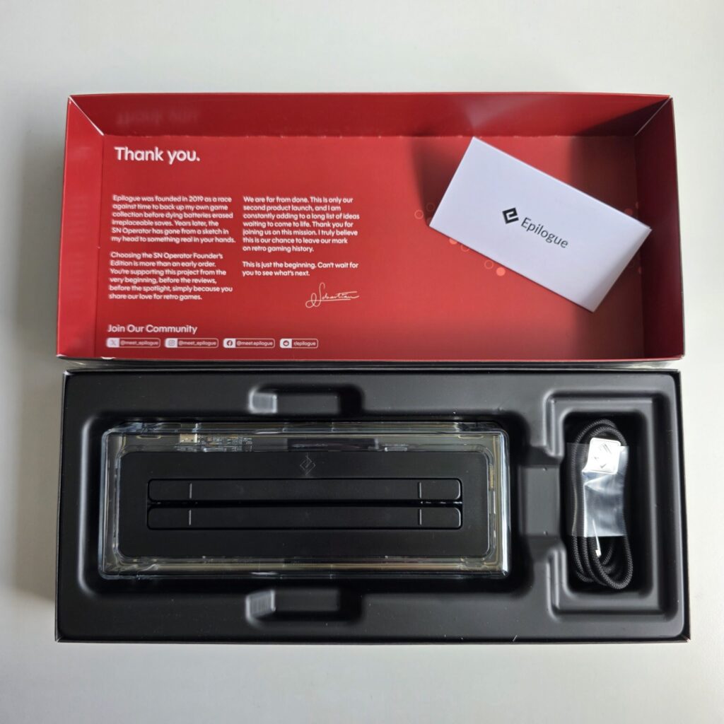 Epilogue SN Operator met originele Super Nintendo-cartridge aangesloten op een pc voor retro gaming