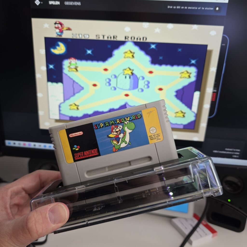 Epilogue SN Operator met originele Super Nintendo-cartridge aangesloten op een pc voor retro gaming
